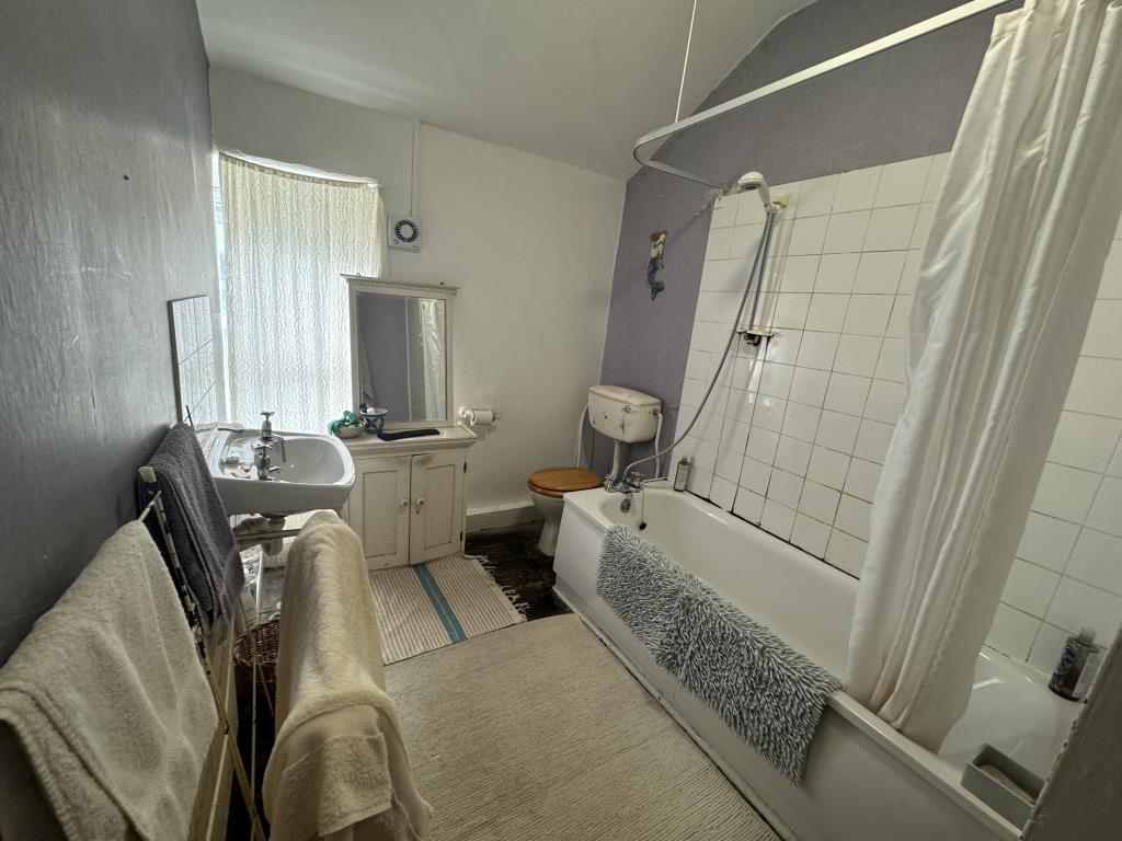 Lot: 137 - RESIDENTIAL FREEHOLD INVESTMENT AND FREEHOLD COMMUNAL LAND - view of the bathroom